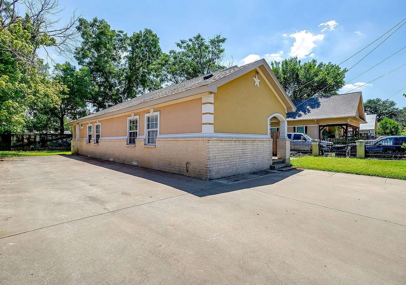 Spacious 2 Bed, 1 Bath Home in Riverside Ready for New Tenants- 76111 — Photo 3