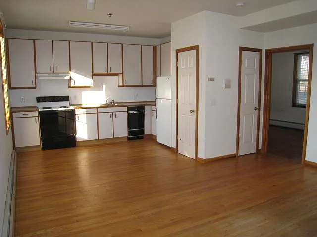 Kitchen - 70 Lake St #4