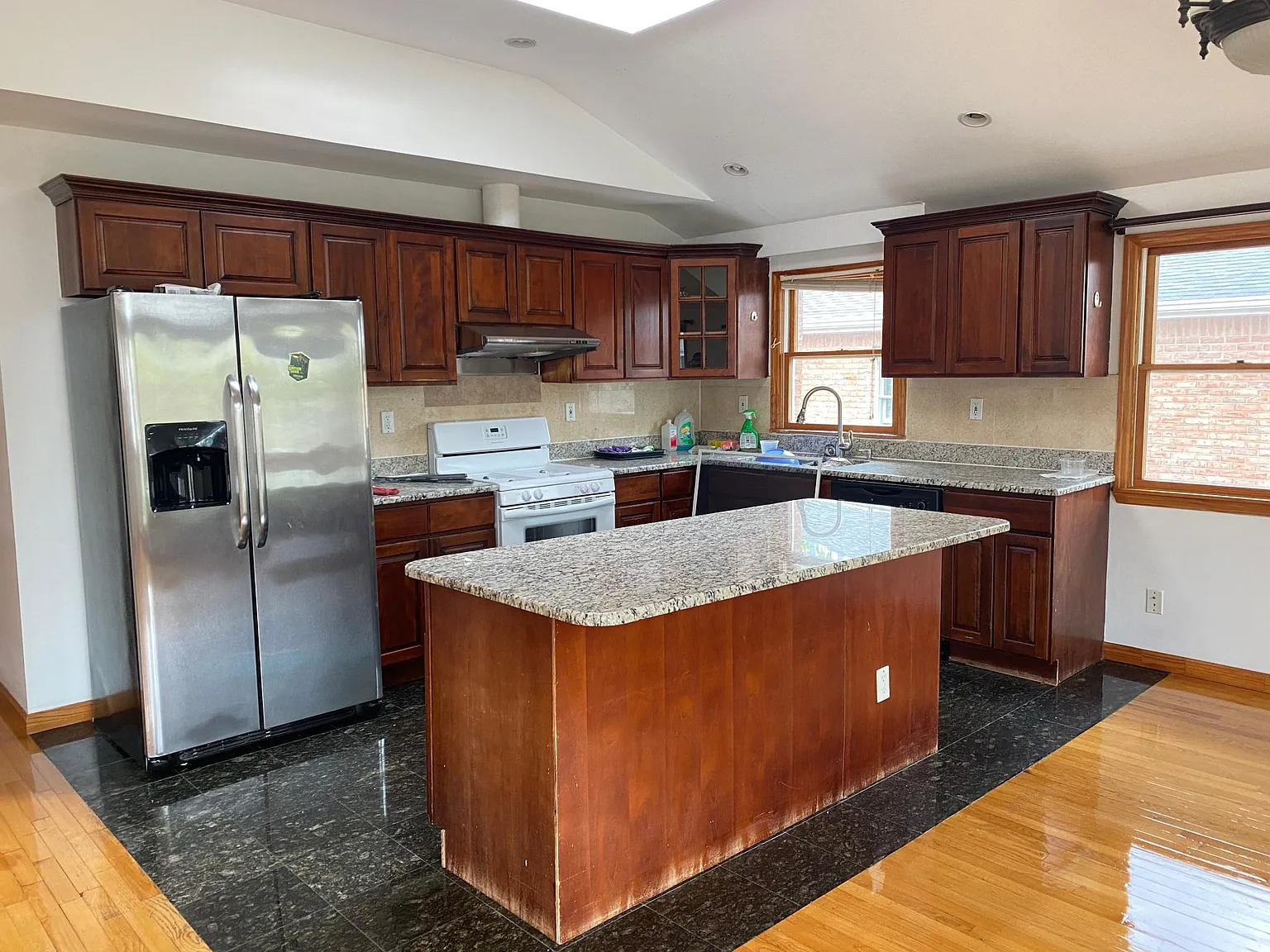 4 bed, 1650 sqft, $3,900 — Photo 2