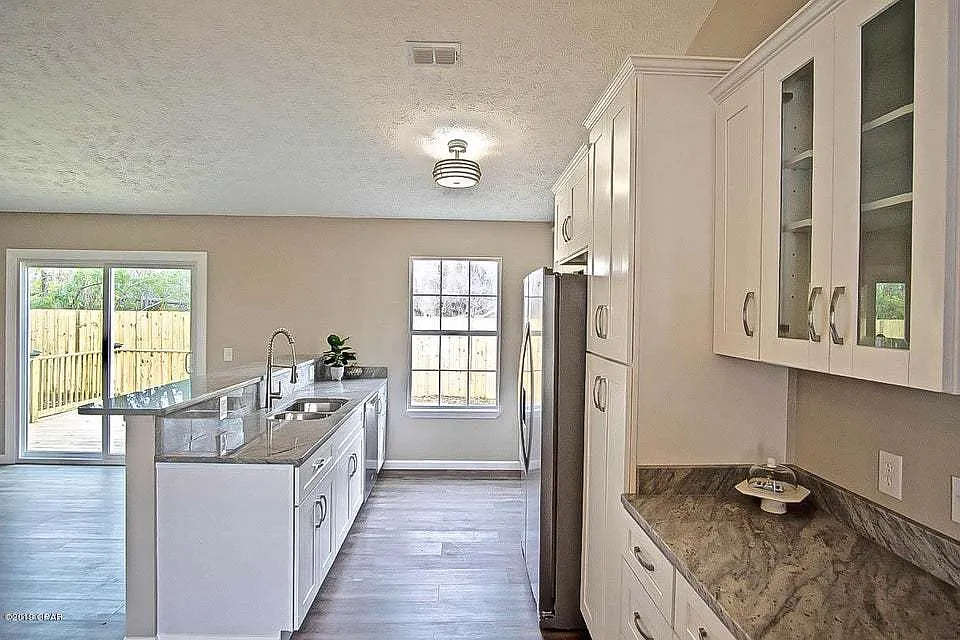 4 bed, 2.0 bath, 1325 sqft, $2,000 — Photo 4
