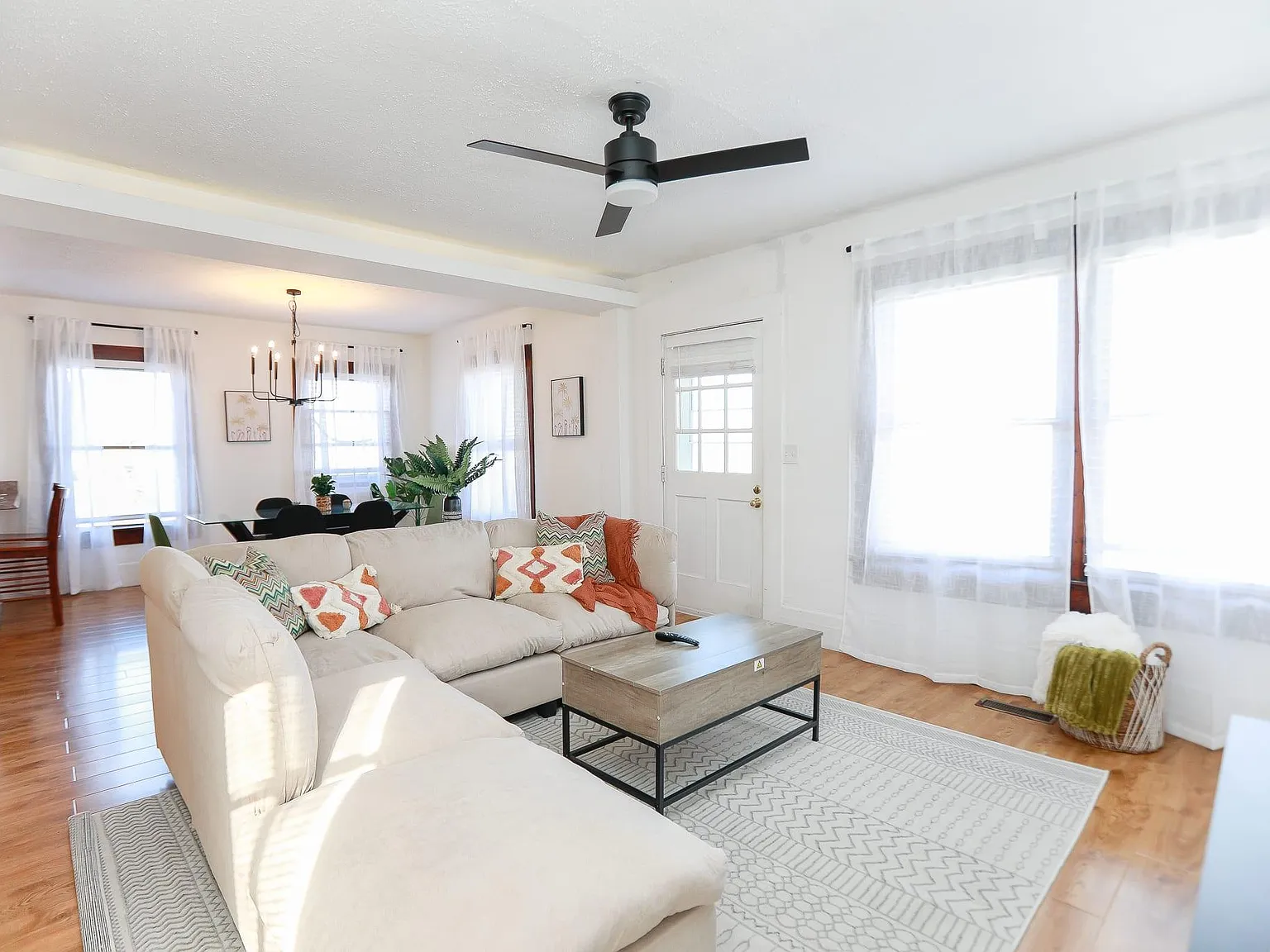 3 bed, 1300 sqft, $3,330 — Photo 2