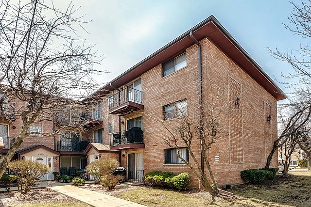 5825 W Higgins Ave APT 1A, Chicago, IL 60630 | Zillow