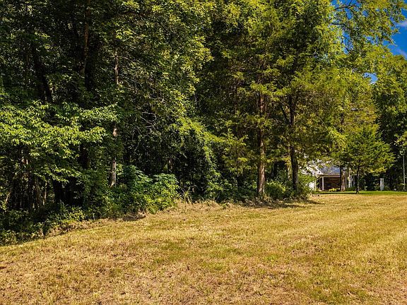 4th image of 32 W Park Dr