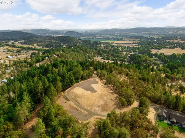 350 Pitchstone Ct, Roseburg, OR 97471