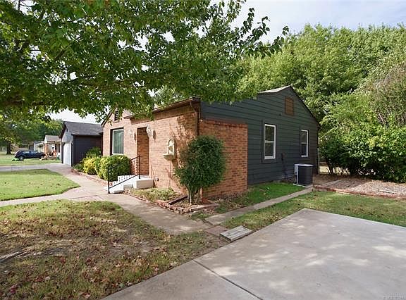 3rd image of 210 E Falletti Ave