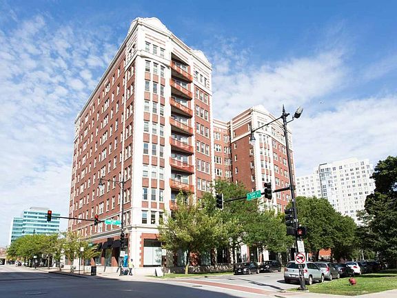 3rd image of 5242 S Hyde Park Blvd #811