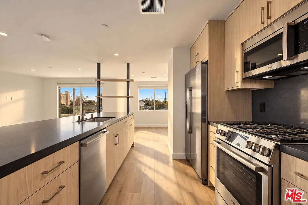 2 bed, 3.0 bath, 1389 sqft, $6,500 — Photo 2