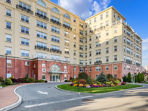 5th image of 10 Byron Pl Unit 814