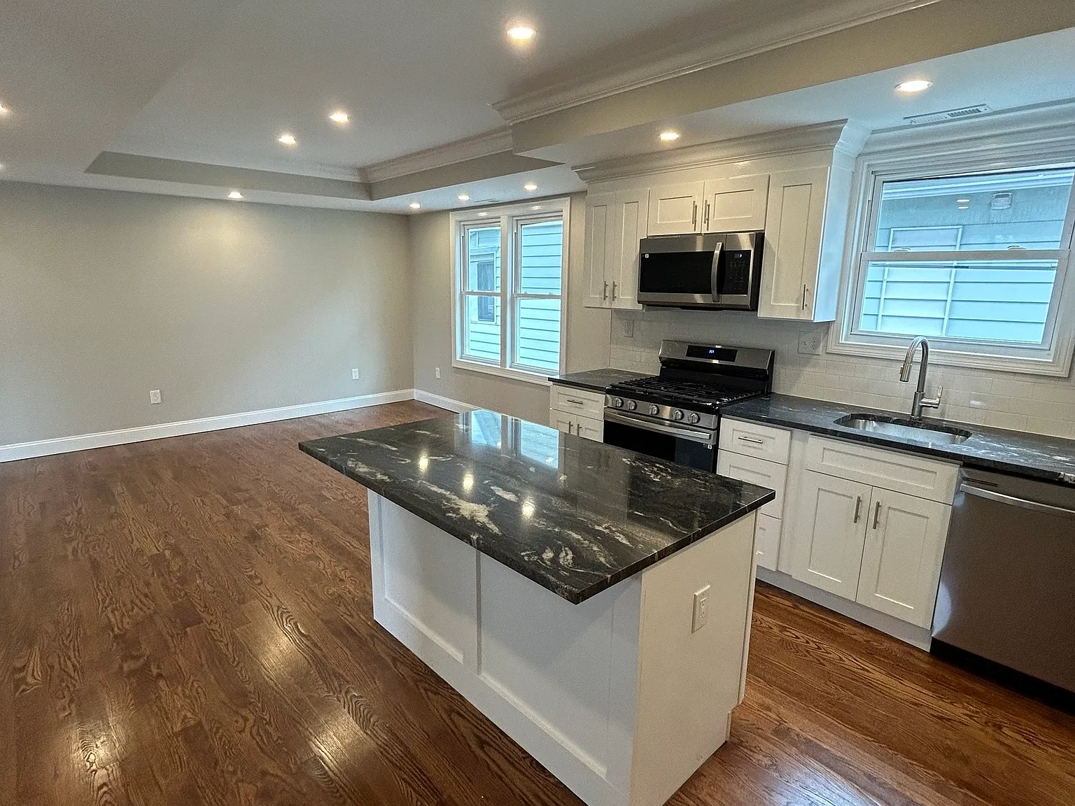 3 bed, 1.0 bath, 1500 sqft, $2,800 — Photo 3