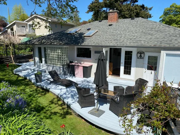 886 Cunningham Rd, Esquimalt, BC V9A 4M6