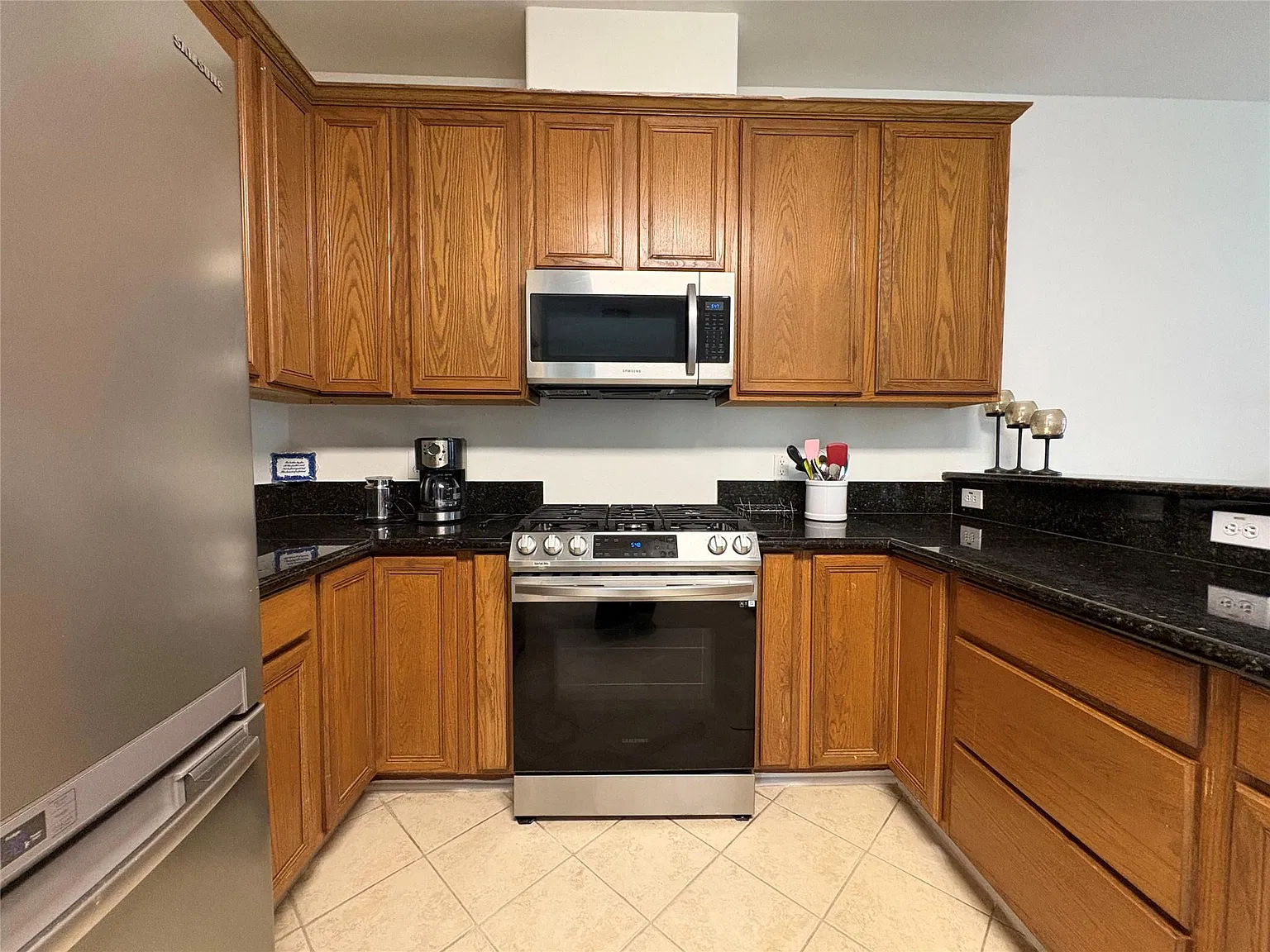 3 bed, 2.5 bath, 1439 sqft, $2,200 — Photo 3