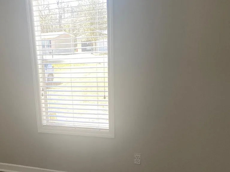 319 SE Valerie Ct — Photo 3
