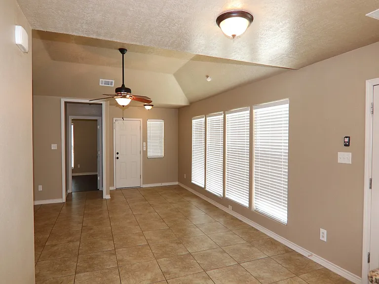 826 S Village Creek Pkwy — Photo 2
