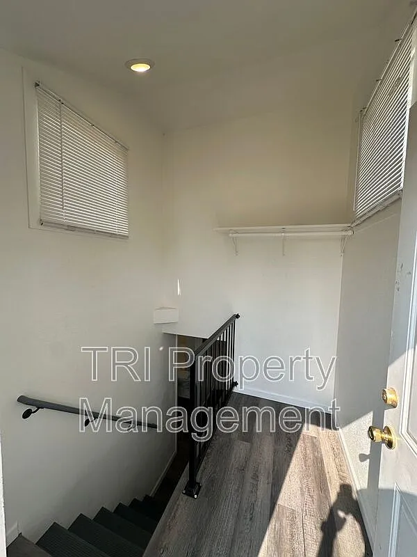 2 bed, 1.0 bath, $1,050 — Photo 3