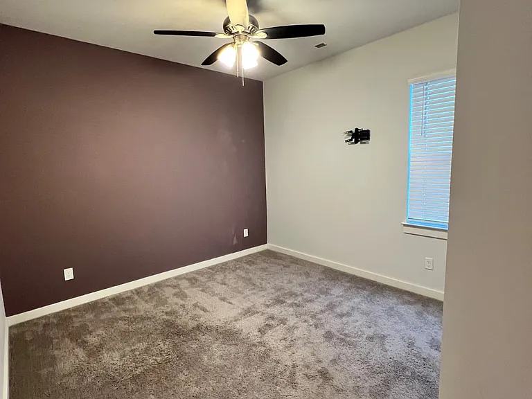 527 Torrey Pines Ln — Photo 9