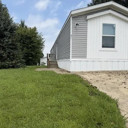 3 bed, 2.0 bath, $1,294 — Photo 2