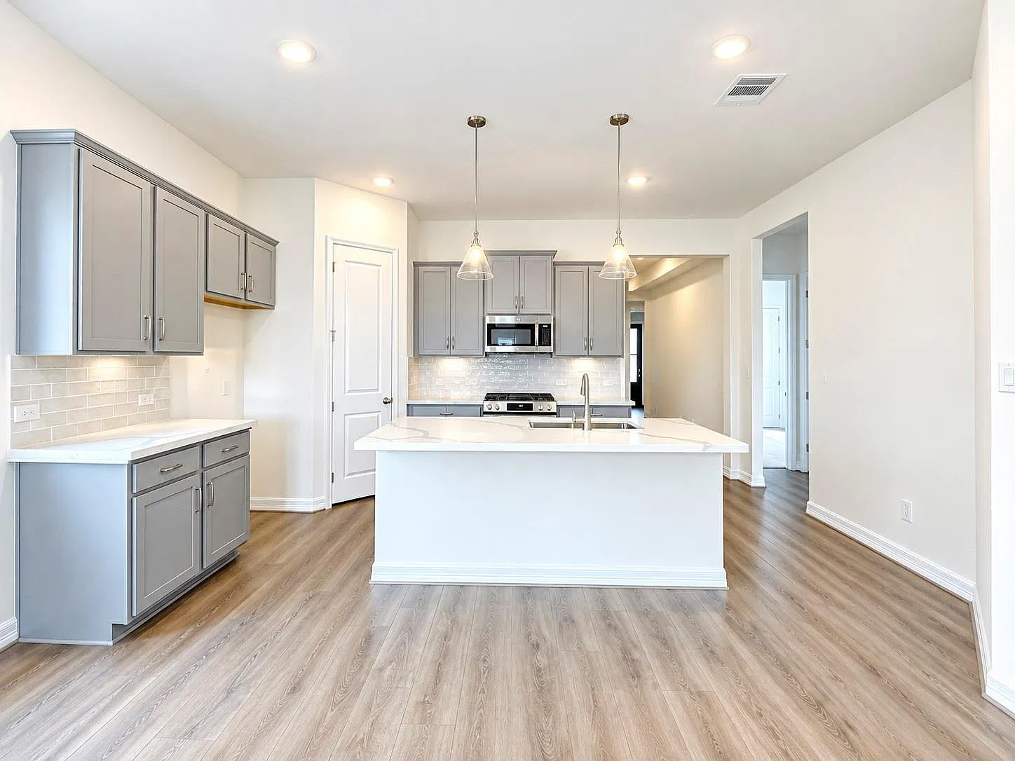 4 bed, 2.0 bath, 1880 sqft, $2,500 — Photo 4