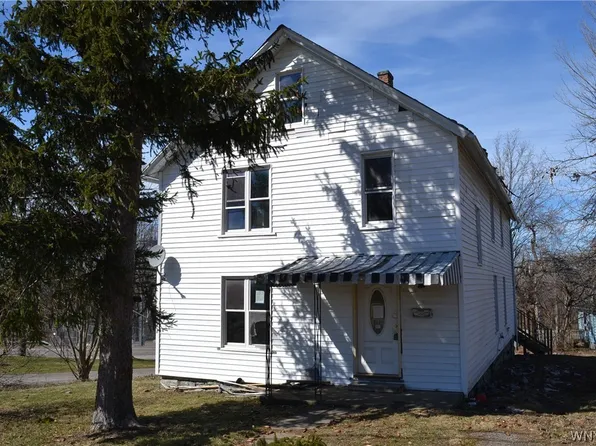 8 Monroe St, Silver Creek, NY 14136