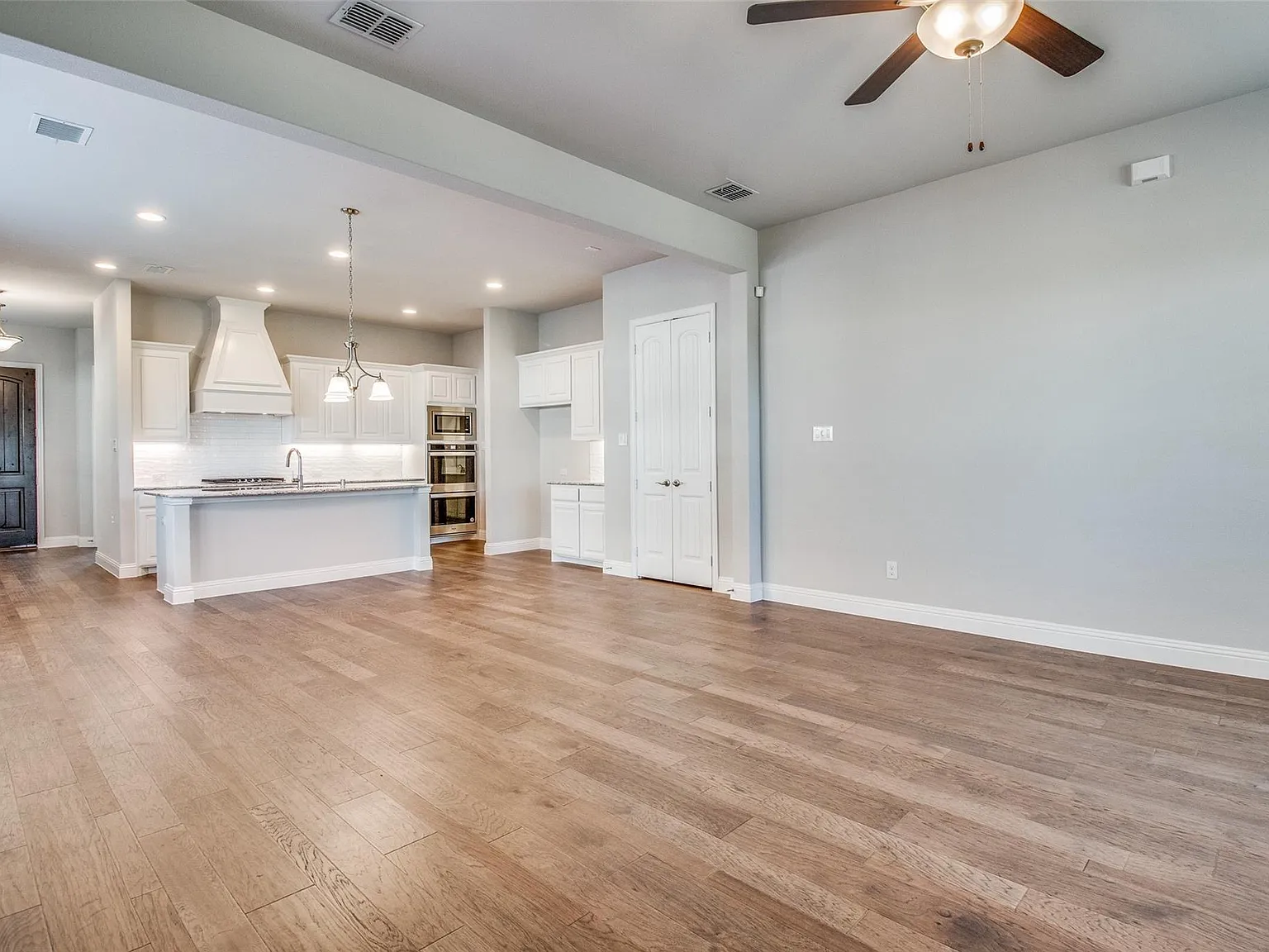 3 bed, 2.5 bath, 2213 sqft, $2,575 — Photo 3