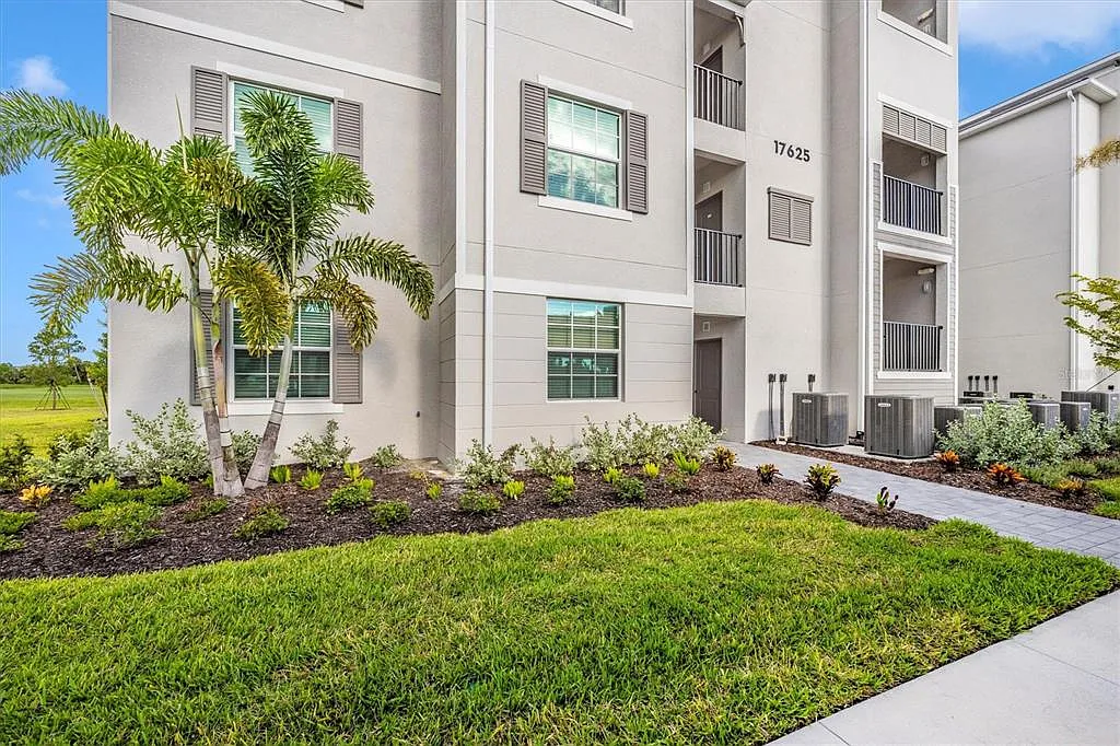 3 bed, 2.0 bath, 1301 sqft, $4,000 — Photo 1