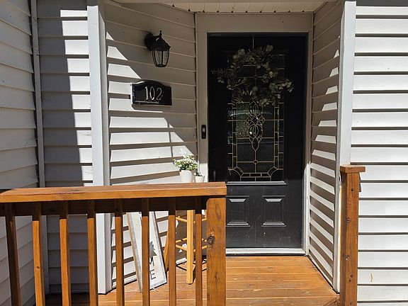 2nd image of 102 Oak Pl