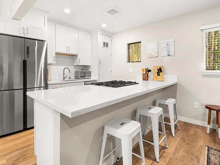 221 Bath St — Photo 17