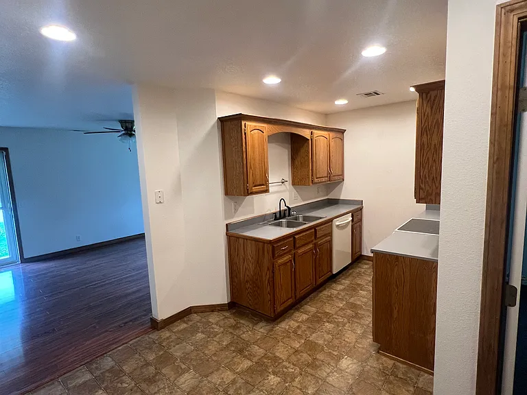 1506 Hilldale Dr — Photo 10