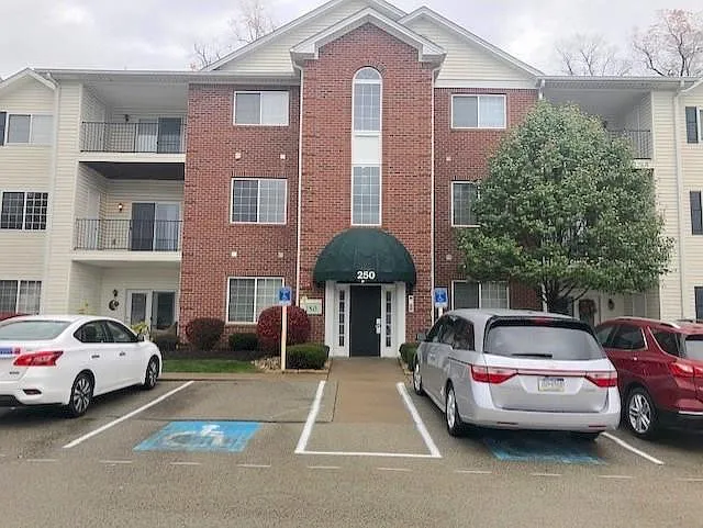 250 Hidden Ridge Ct APT 303 photo 1