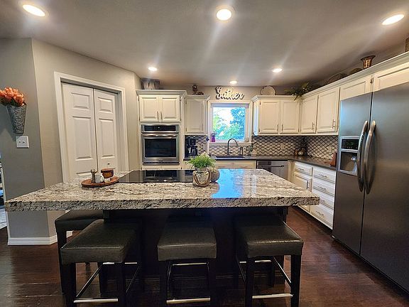 2nd image of 309 Lakeview Ln