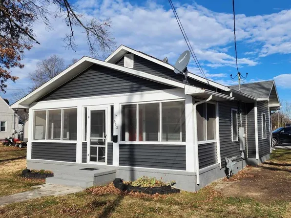 903 E Webster St, Benton, IL 62812