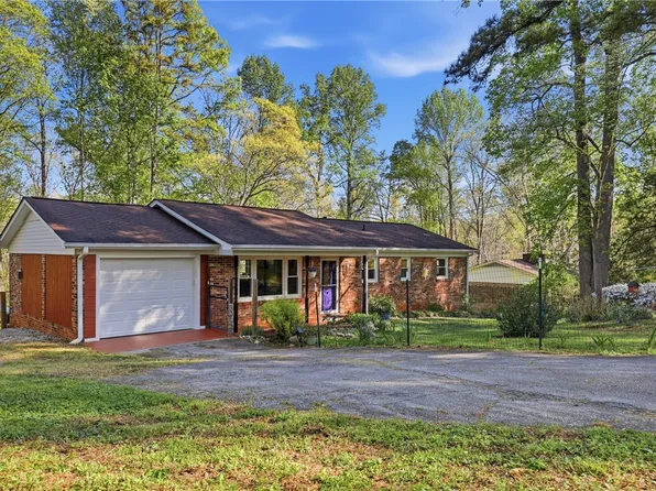 623 W Springwood Dr, Seneca, SC 29672