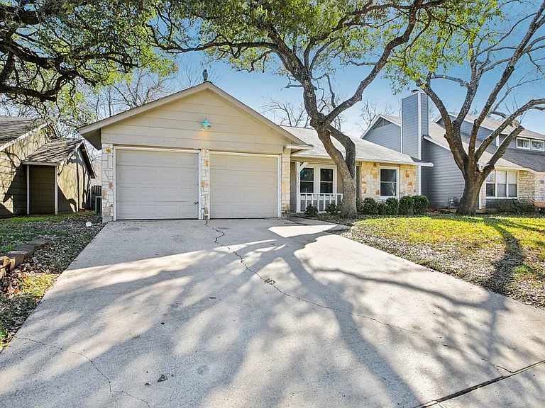 9729 Meadowheath Dr — Photo 2