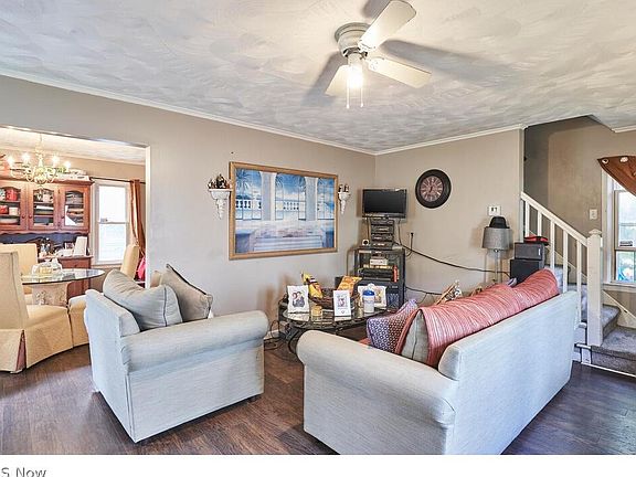3rd image of 1072 Roslyn Ave