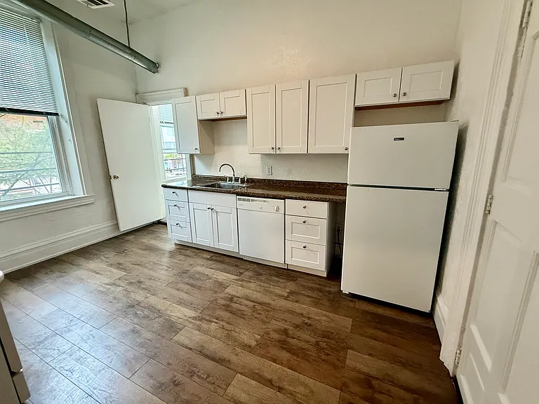 206 E 8th St #2 — Photo 3