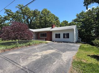 907 Oak Dr, Fenton, MO 63026