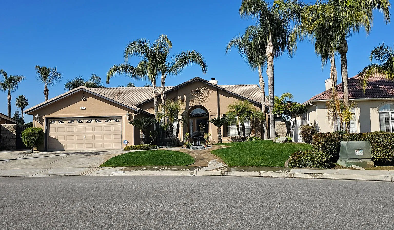 Gorgeous Lake House Property! - Riverlakes Community — Photo 1