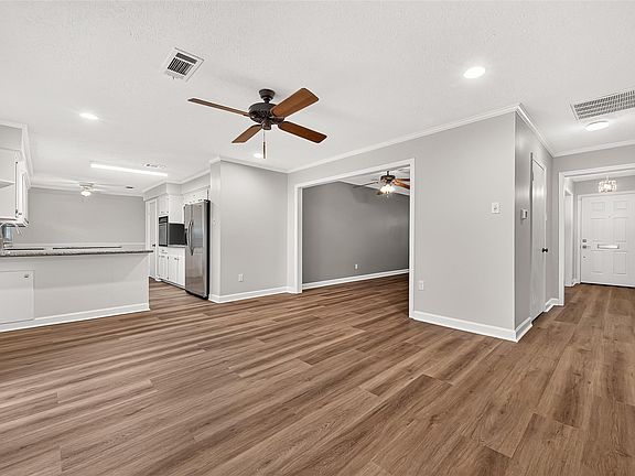 5th image of 5921 Ariel St