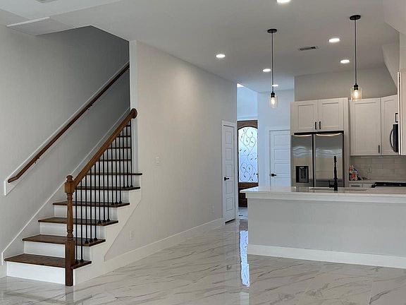 5th image of 7935 Fowlie St