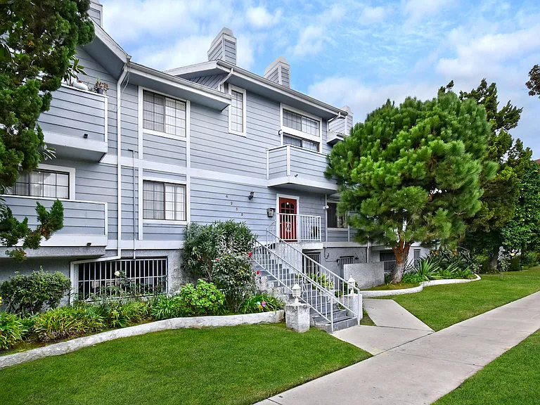 4235 Whitsett Ave #201 — Photo 2