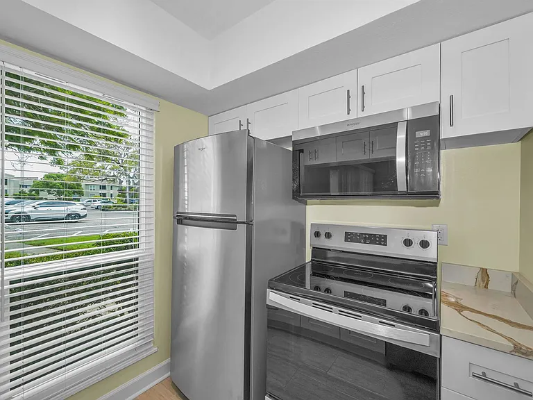 645 Windrush Bay Dr — Photo 16