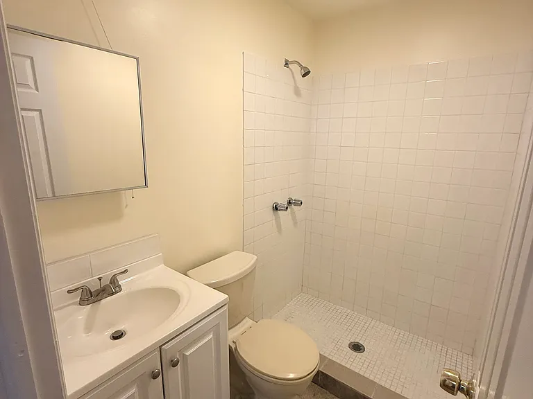1060 Rhinelander Ave — Photo 6