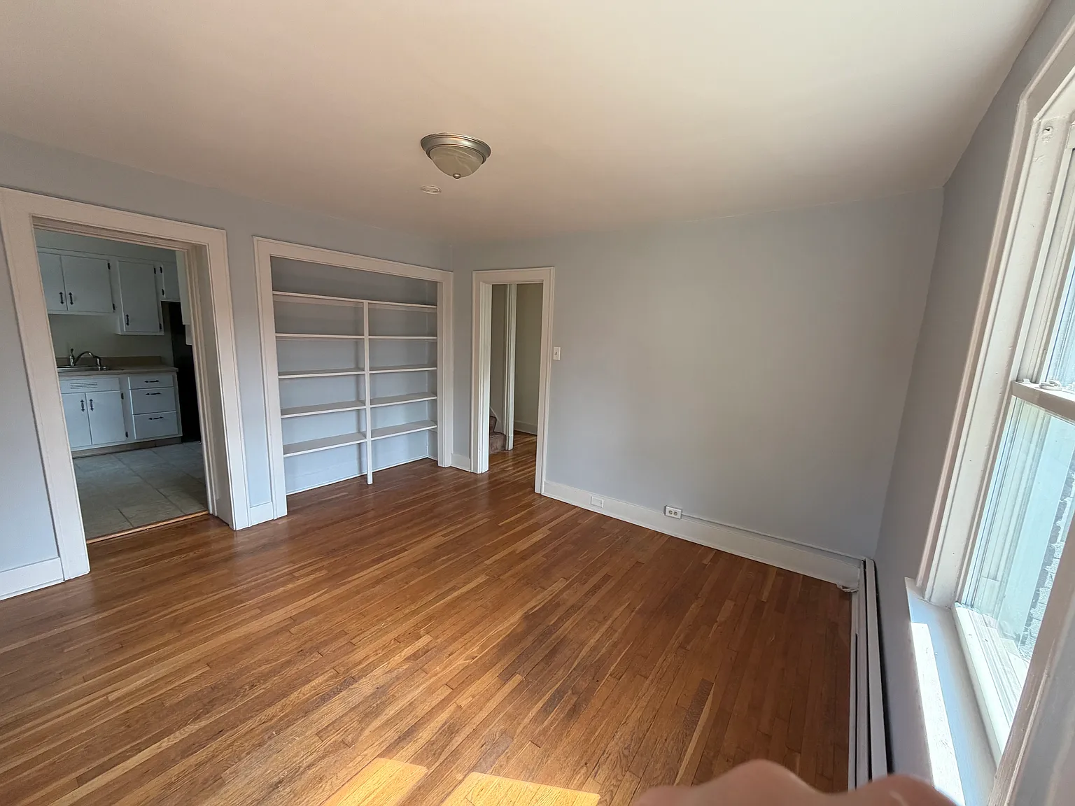 3 bed, 1400 sqft, $1,400 — Photo 2