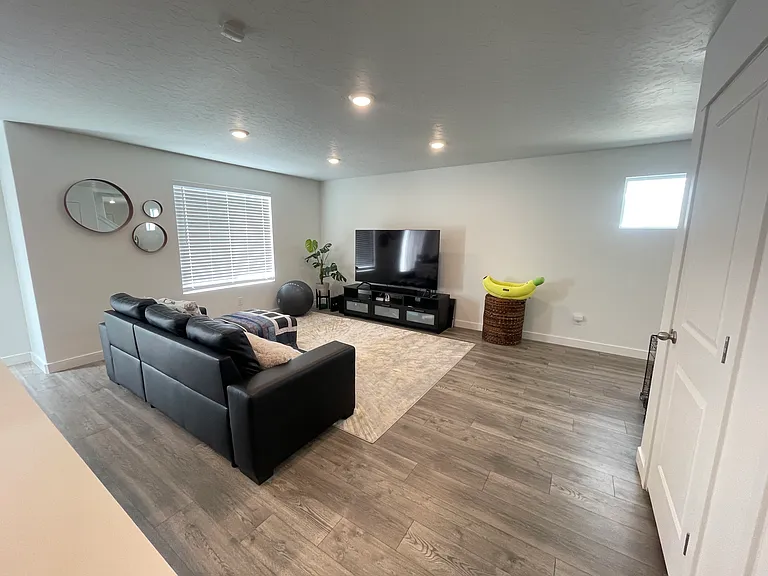 639 W Parker Pl — Photo 7