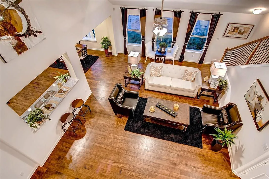 4 bed, 3.0 bath, 2345 sqft, $2,370 — Photo 2