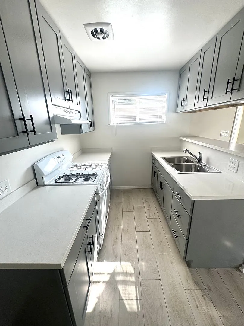 120-126 N. Dunning Ave. — Photo 1