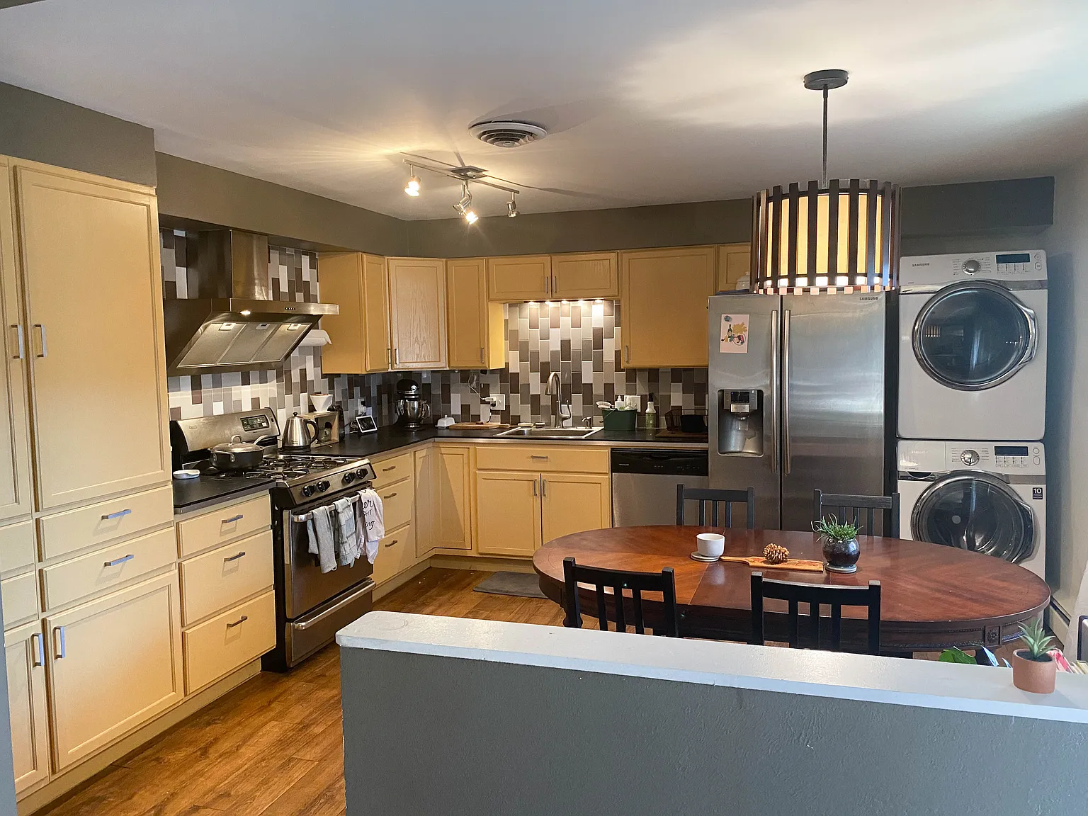 2 bed, 1015 sqft, $2,100 — Photo 1