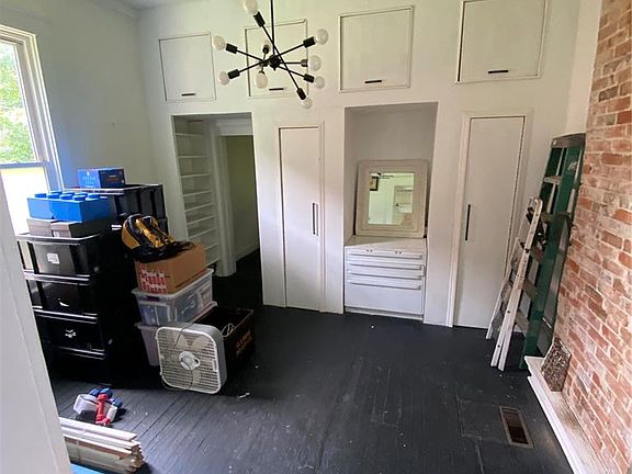 4th image of 2642 Geyer Ave