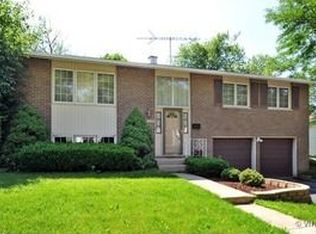 6105 Ridgeway Dr, Woodridge, IL 60517