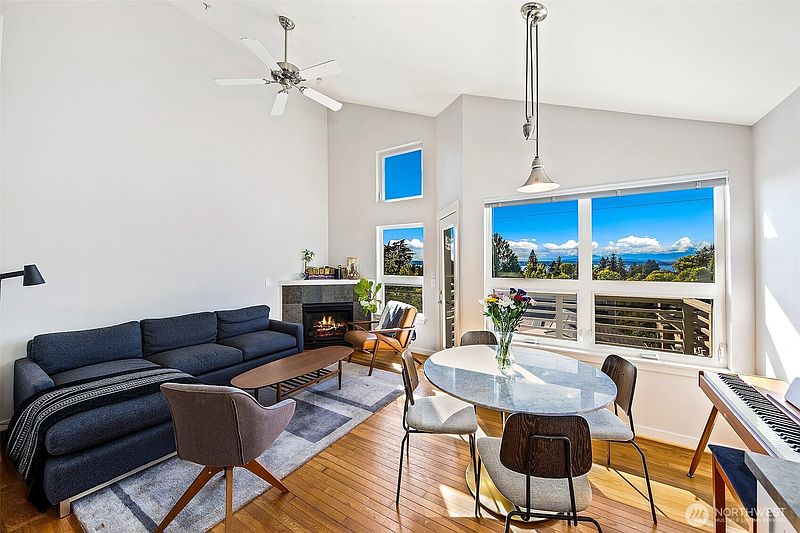 4th image of 5953 California Avenue SW #2C