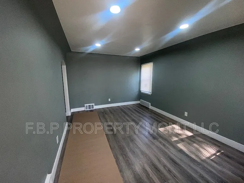 2 bed, 1.0 bath, 762 sqft, $1,150 — Photo 2
